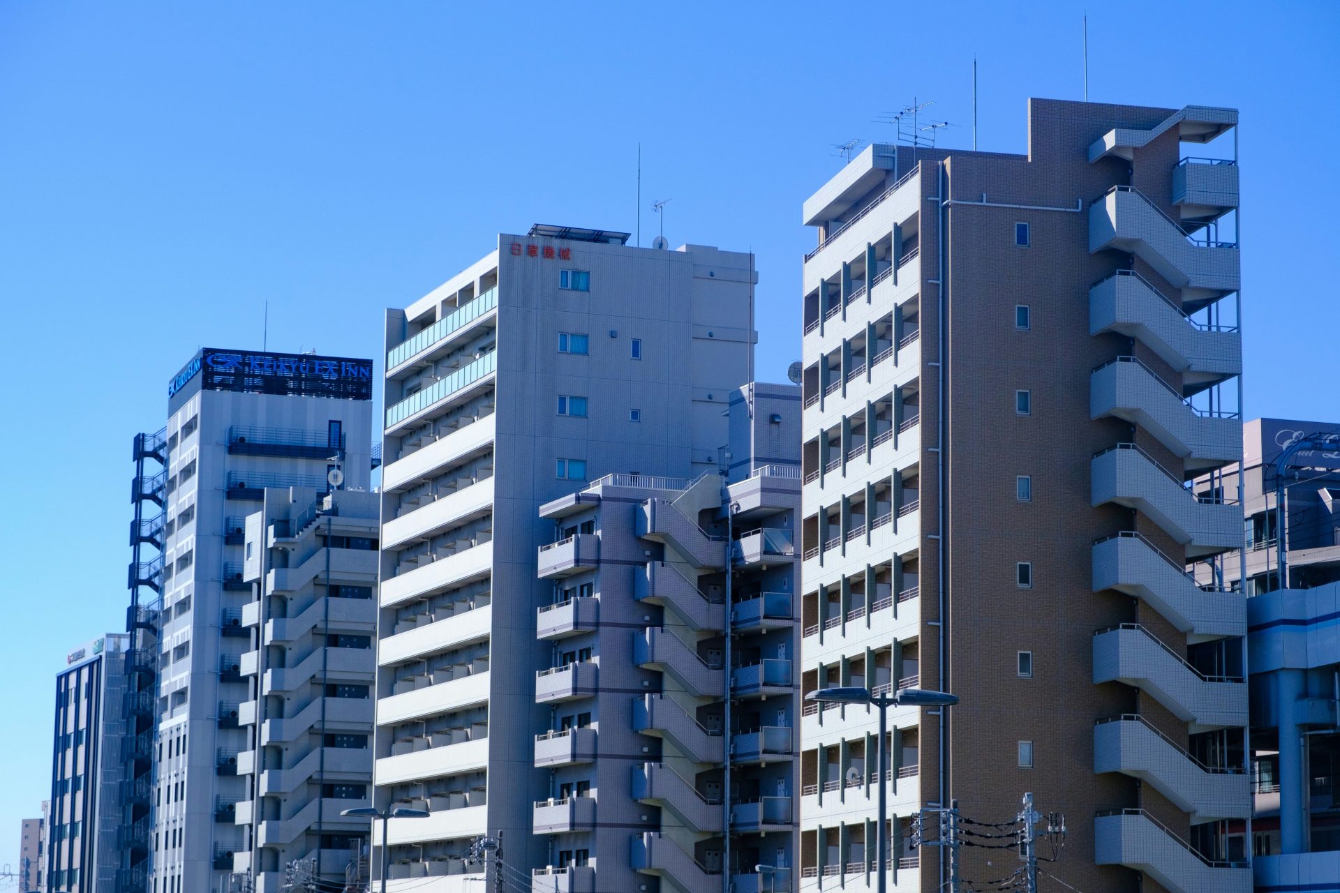 Moderne Gebäude unter blauem Himmel
