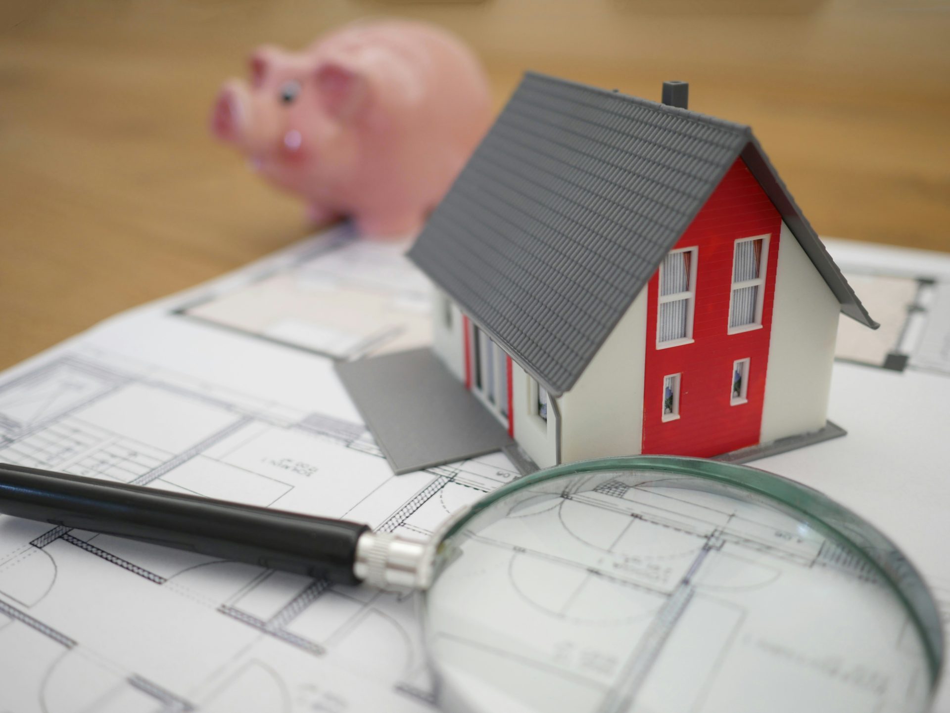 Modellhaus mit Plan und Lupe